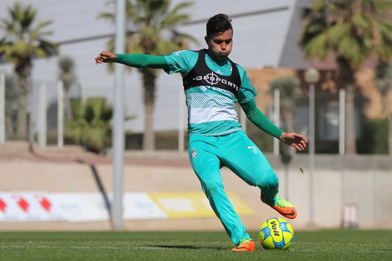 Para este Apertura 2017, José Manuel de la Torre ya lo borró del primer equipo. Ahora juega en la Sub20 de Santos.