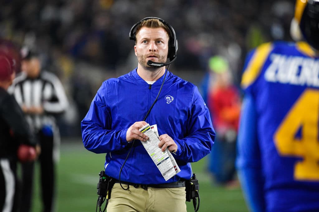 Y por el otro lado, tenemos a Sean McVay, quien en su segunda campaña como mandamás de los LA Rams los lleva al Super Bowl. Detrás de eso, es el entrenador más joven en llegar al SB: a la edad de 33 años.