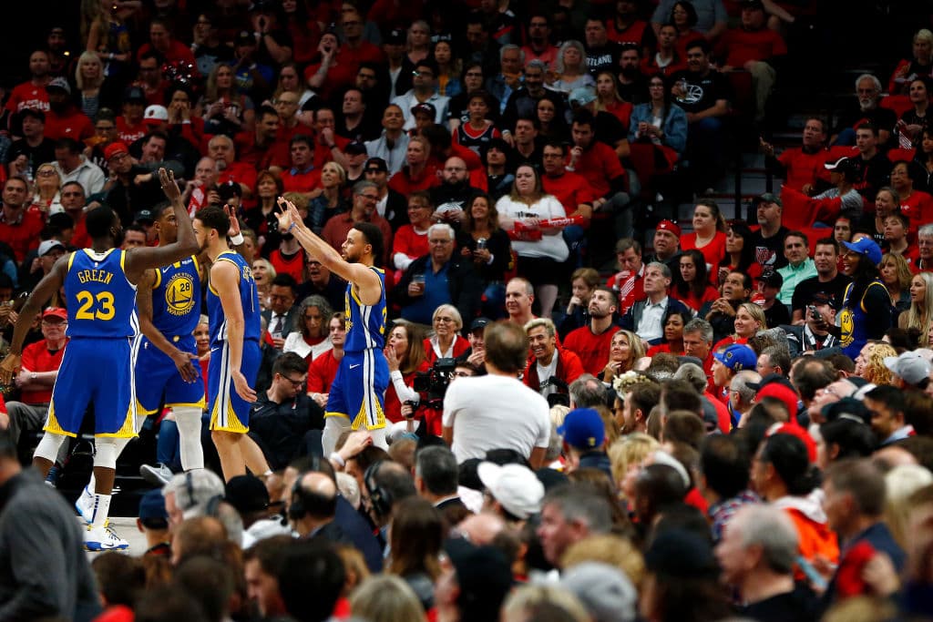 Stephen Curry logró un triple doble en una actuación tremenda para la causa de los Golden State Warriors, quienes llegan a su quinta Final de la NBA seguida.