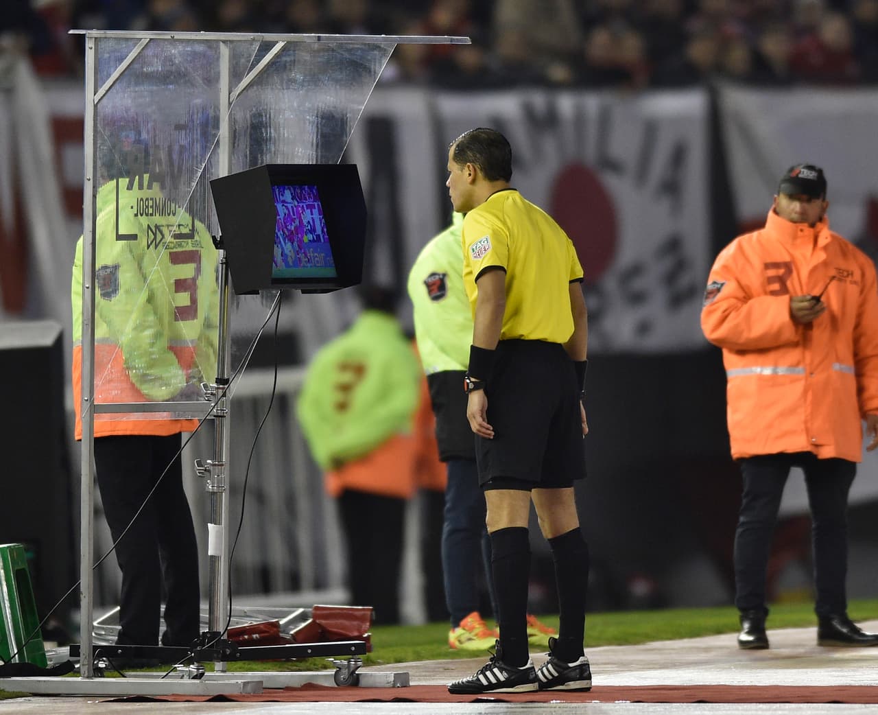 Víctor Carrillo también revisó el VAR para anular el segundo gol de Ignacio Fernández.