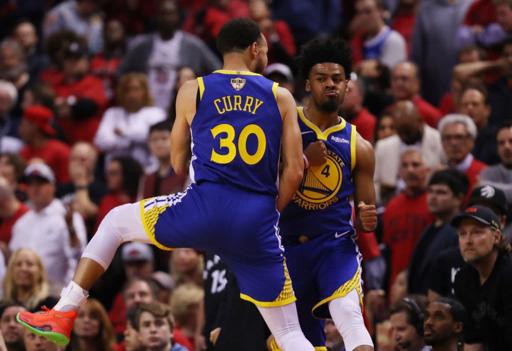 Y pese a haber caído en una sequía de solo una canasta en los cinco minutos finales, los Warriors salvaron el pellejo en una jugada rota en la que Iguodala, un ineficaz triplero y tirador en general, se halló solo y con ese tiro mató las aspiraciones de Toronto y evitó que Golden State llegara sumido en un agujero de 0-2 al tercer partido.