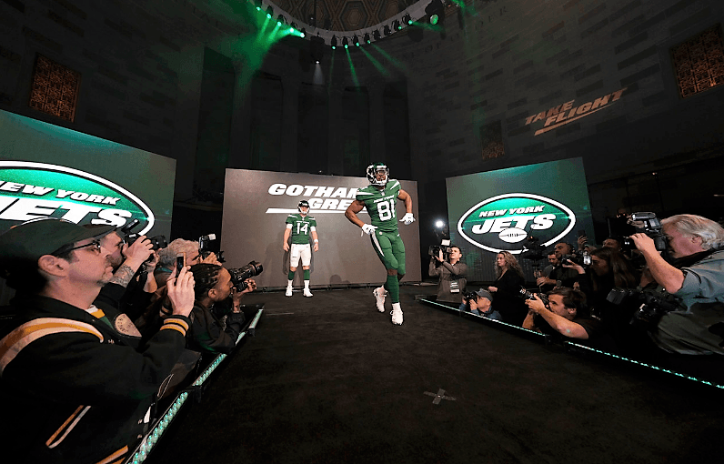 Estos fueron los deslumbrantes uniformes, cascos y colores que anunciaron los New York Jets para la temporada 2019 de la NFL. Se ven increíbles.