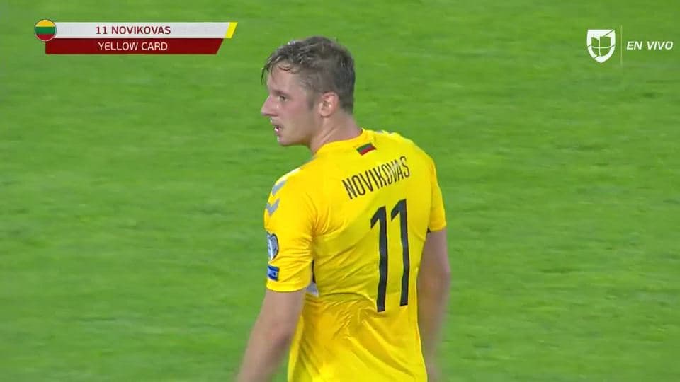 Tarjeta amarilla. El árbitro amonesta a Arvydas Novikovas de Lithuania