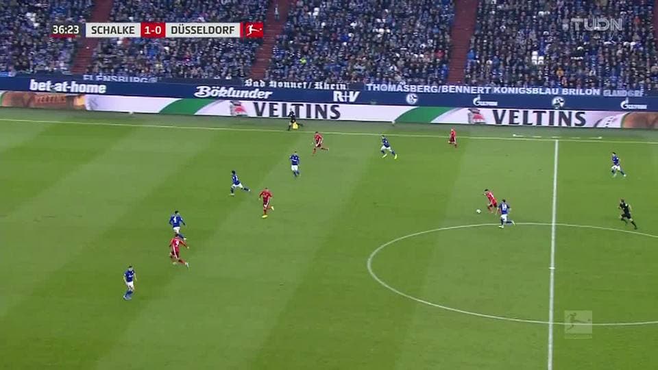 Tiro desviado de Dawid Kownacki