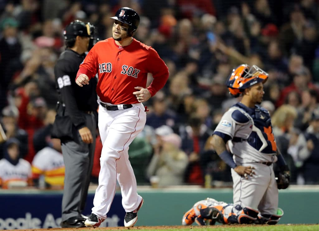 Steve Pearce anotó la primera carrera de los Red Sox en la quinta entrada al embasarse un hombre más con las bases llenas.