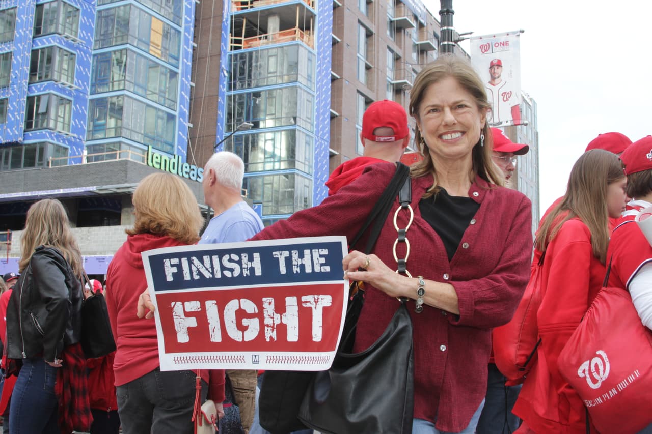 Comienza a caer la noche en Washington y los aficionados empiezan a llegar el estadio para ver el juego 3 de la Serie Mundial.