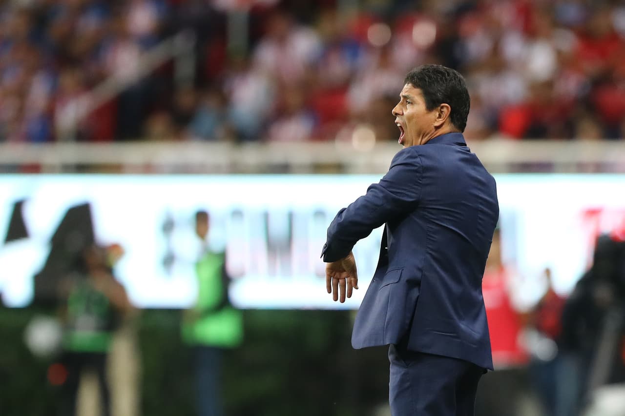 Alfonso Sosa, estratega de San Luis, lucía desesperado por el marcador adverso.