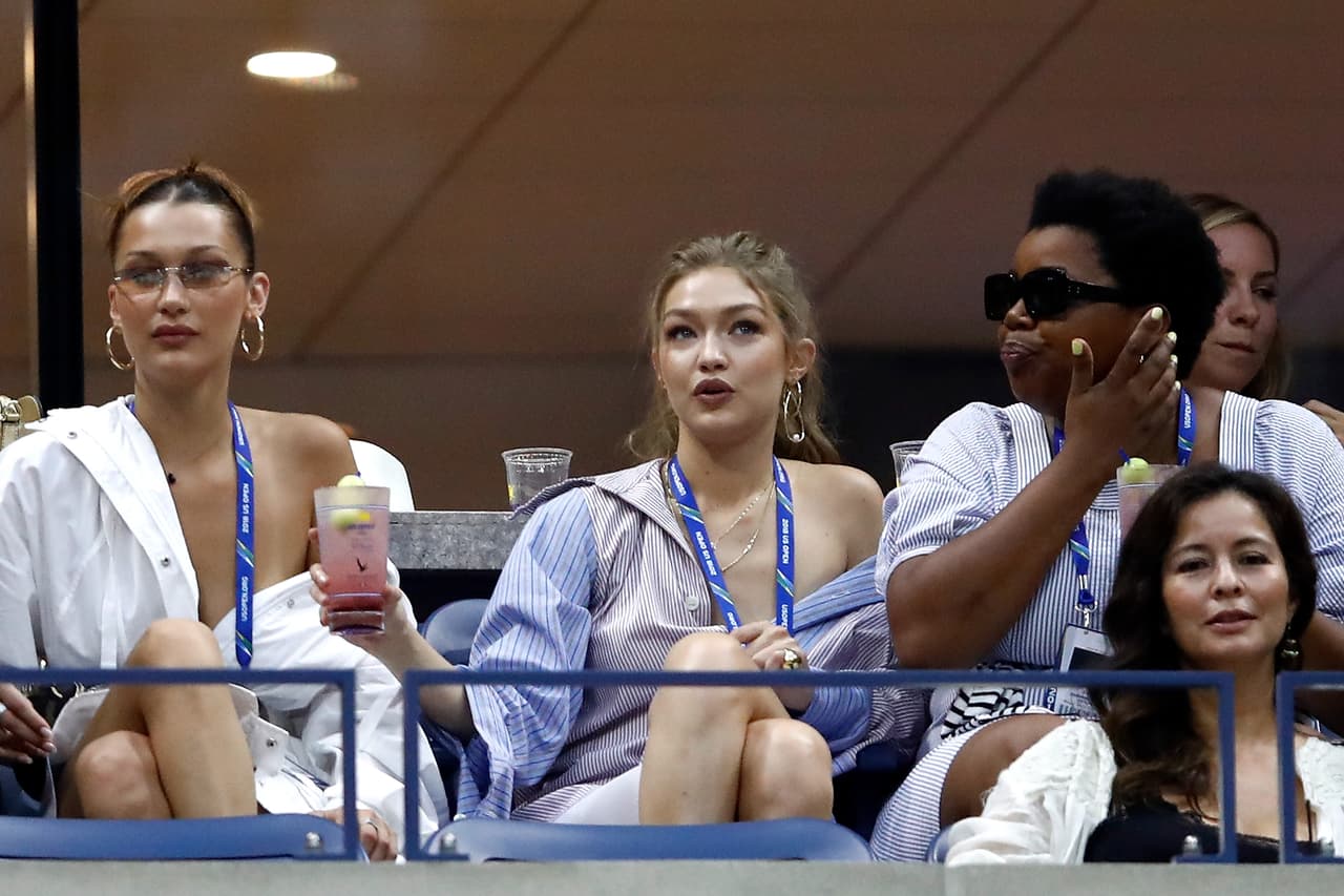 Las hermanas Bella y Gigi Hadid, modelos estadounidenses también haciendo acto de presencia en el Abierto de Estados Unidos.