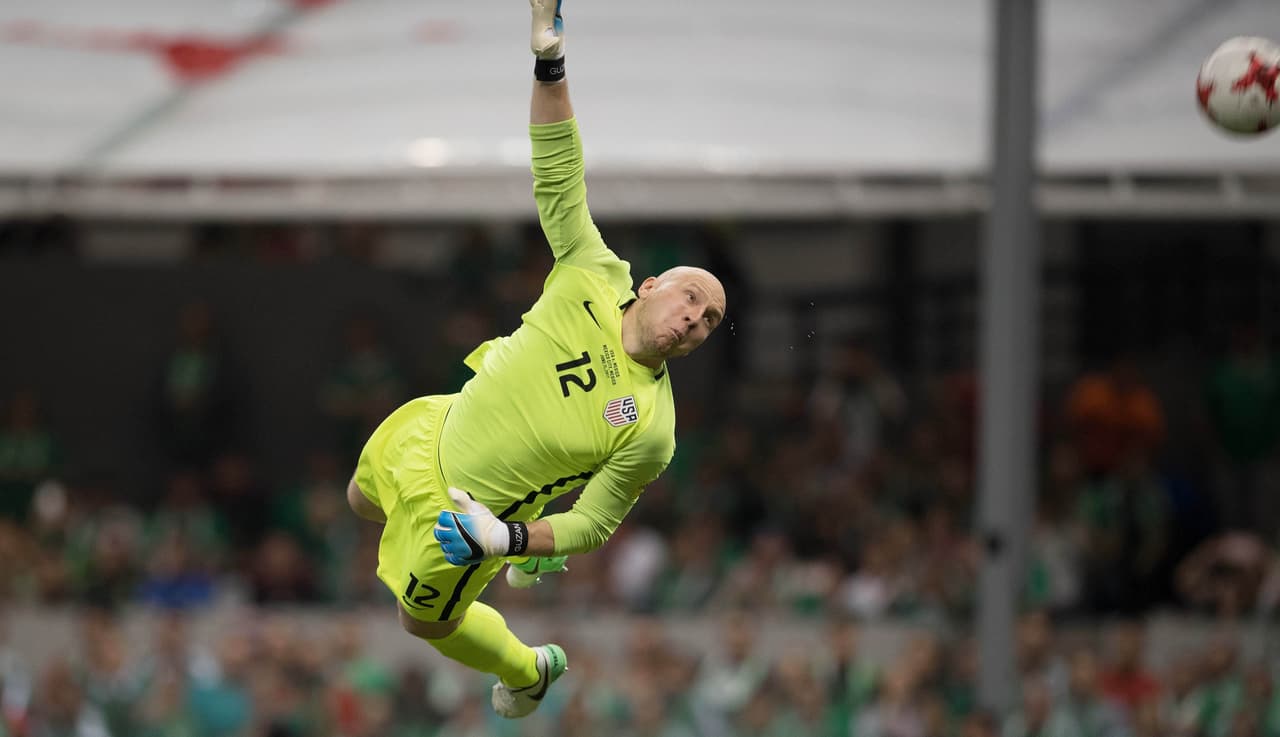 Al minuto 70, Héctor Herrera cobró un tiro libre que se estrelló en el travesaño.