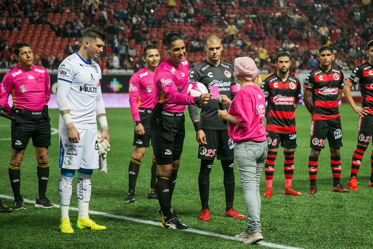 La Liga MX se une a la campaña del cáncer de Mama y Próstata. Durante este mes los encuentros se llevarán a cabo con el balón en tonalidades color rosa y algunos equipos ocupan distintivos en el mismo color.