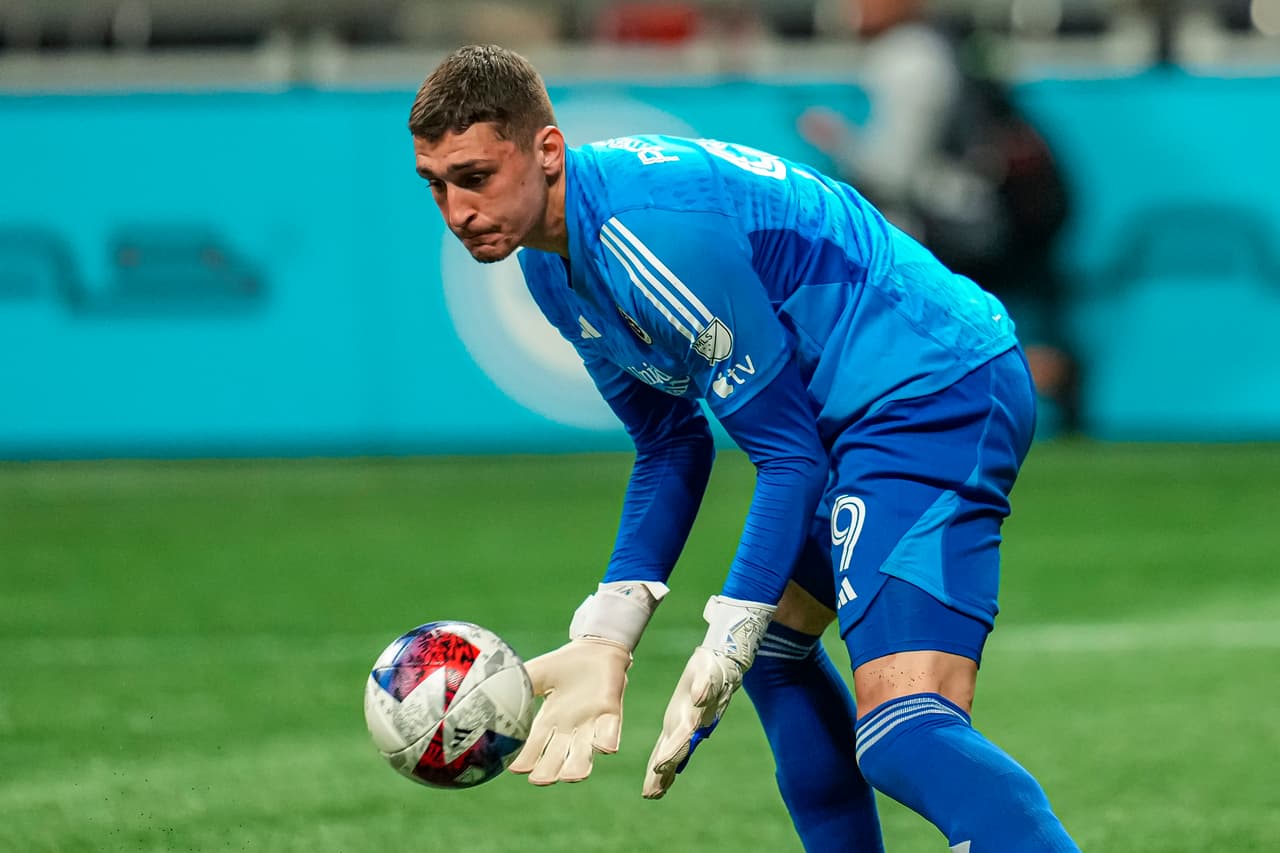 <b>DJORDJE PETROVIC - New England Revolution</b> | Elección del entrenador
<br>Petrovic está en el mismo gran nivel que exhibió el año pasado en New England Revolution. Es un arquero dominante en lo disparos de penales y viene de ser un finalista al reconocimiento al Arquero del Año 2022 en la MLS.