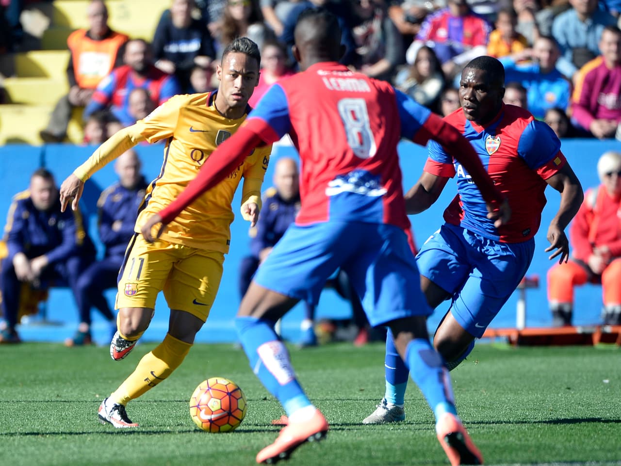 La visita parecía complicada para los azulgranas, quienes dejaron en casa su tradicional uniforme y saltaron a la cancha vestidos de amarillo con su segunda indumentaria.