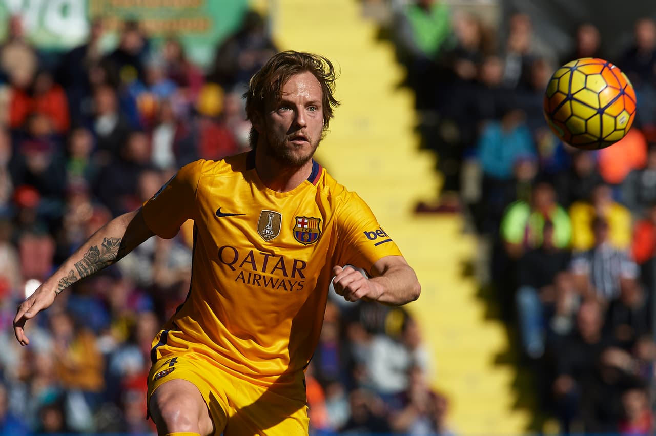 El Barcelona necesitaba salir con un buen resultado de la cancha del Levante, después de que el Atlético de Madrid había logrado igualarlo en puntos el sábado.