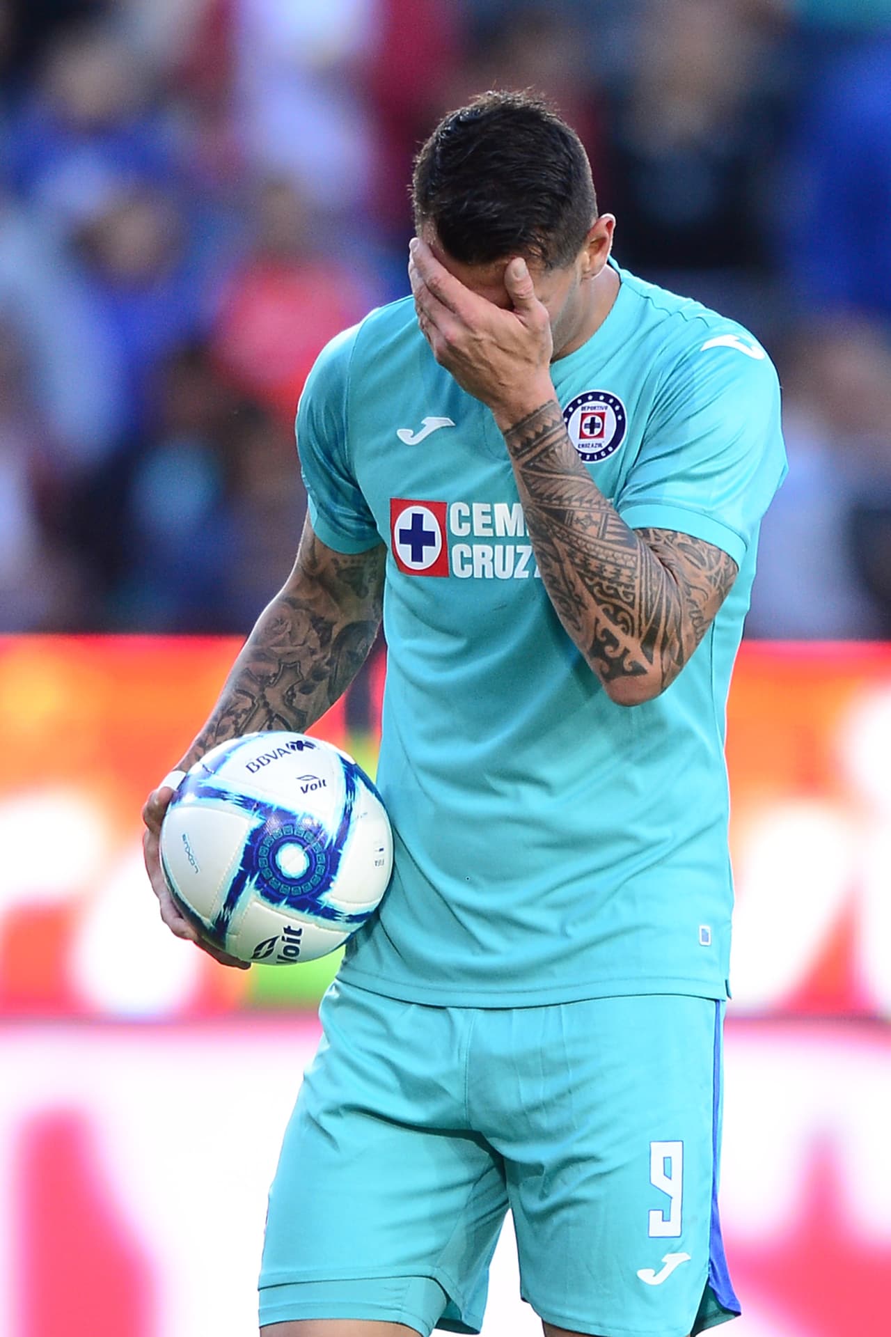 Cruz Azul sufrió en la Bella Airosa tras caer 2-0 ante Pachuca y Milton Caraglio falló un penal que pudo darle vida a la Máquina.