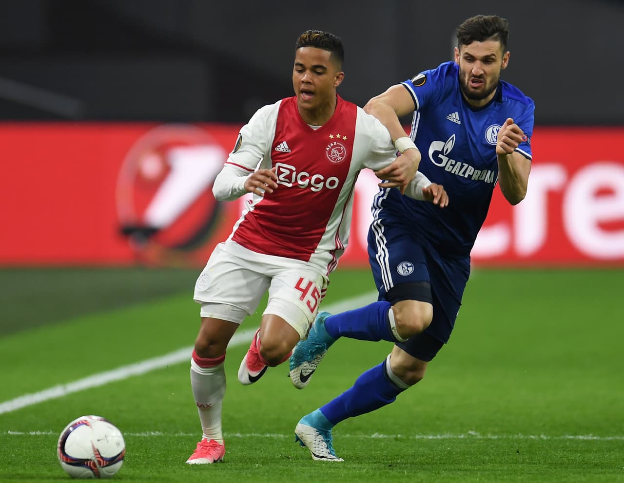 Justin Kluivert es un delantero que, a los 18 años, se proyecta a repetir la historia de éxito de su padre, Patrick, en el Ajax.