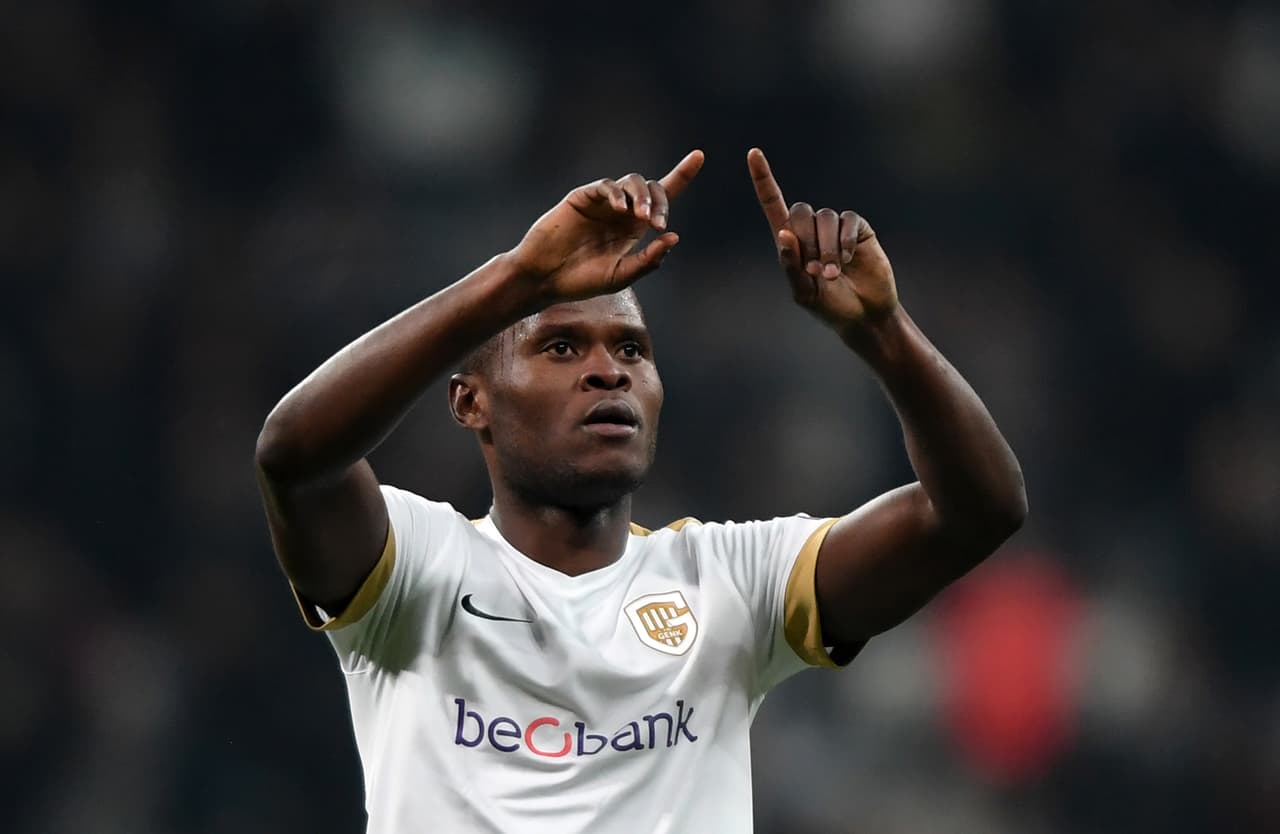 Mbwana Samatta - Esta temporada tiene 30 juegos y 24 goles con el K.R.C. Genk, cifras suficientemente atractivas para que en la Premier miren al ariete de Tanzania.
