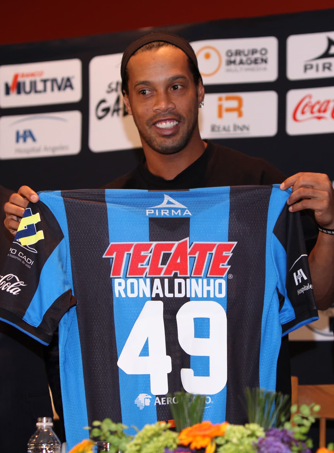 Sin embargo, en su época con el Querétaro llevó el 49 en su espalda en honor al año de nacimiento de su madre.