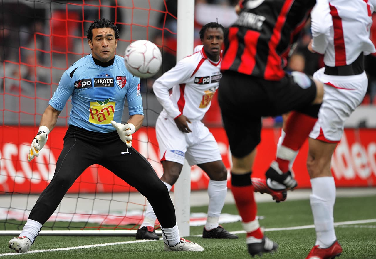 La FIFA intervino en el caso y El-Hadary tan solo jugó con el Sion por una temporada. En 2011, tres años después de que comenzó el pleito, el portero fue suspendido por cuatro meses por la FIFA.