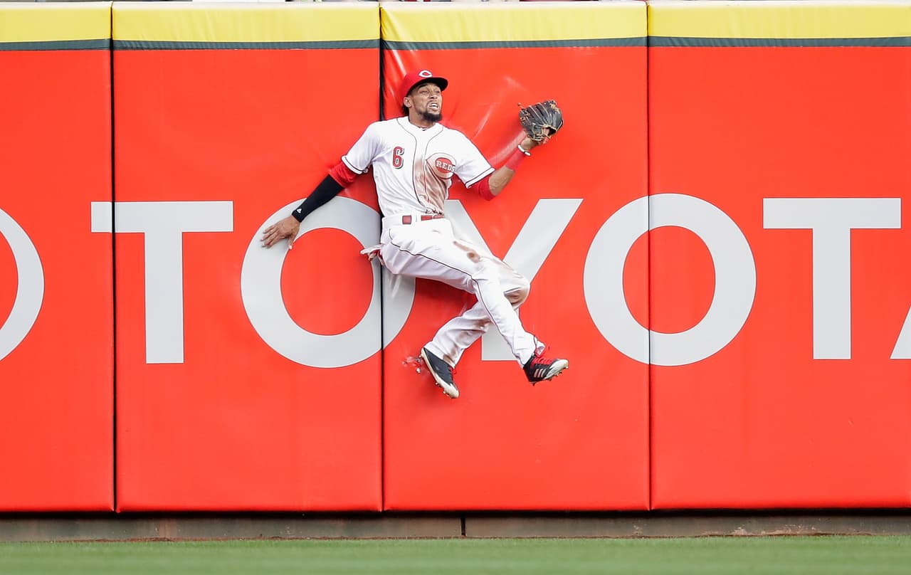 MIL 5 – 1 CIN: Durante el juego, Billy Hamilton realizó este atrapadón pegado a la barda.
