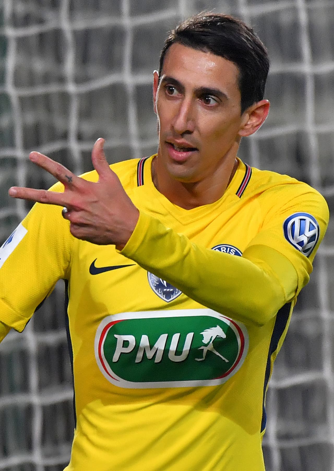 El ex Real Madrid y Manchester United recibió un buen centro al área chica que definió de pierna derecha ante la salida del portero.