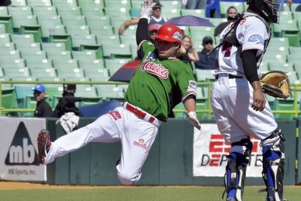 Doblete del receptor Alí Solís remolcó la carrera decisiva y le dio este sábado victoria de 5x4 a los Tomateros de Cualiacán de México sobre Gigantes del Cibao de República Dominicana, para avanzar a la final de la Serie del Caribe de béisbol en Puerto Rico.