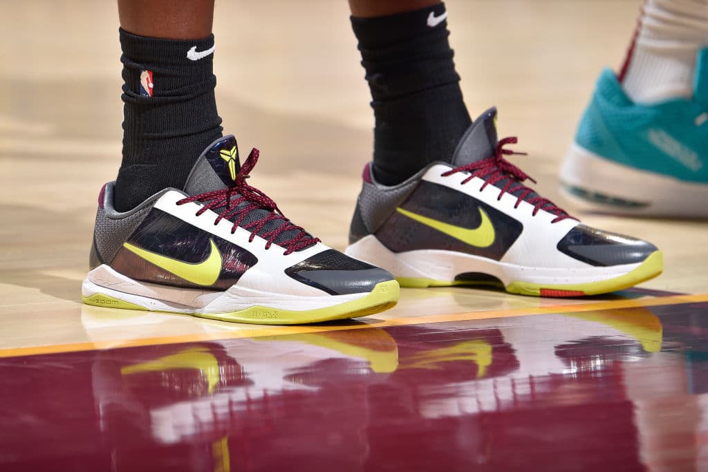 Combinación perfecta entre el color de la marca y la suela, Bam Adebayo optó por un modelo entre moderno y clásico, justo ahí en el limbo.