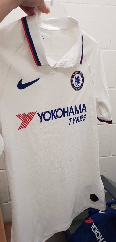 Aunque aún no es oficial, los portales especializados en playeras futboleras aseguran que estas serán las nuevas prendas del Chelsea para la temporada 2019/20. Sin duda, la local es mucho más arriesgada que la actual con motivos que evocan la estructura de Stamford Bridge, mientras que la segunda es mucho más sobria.