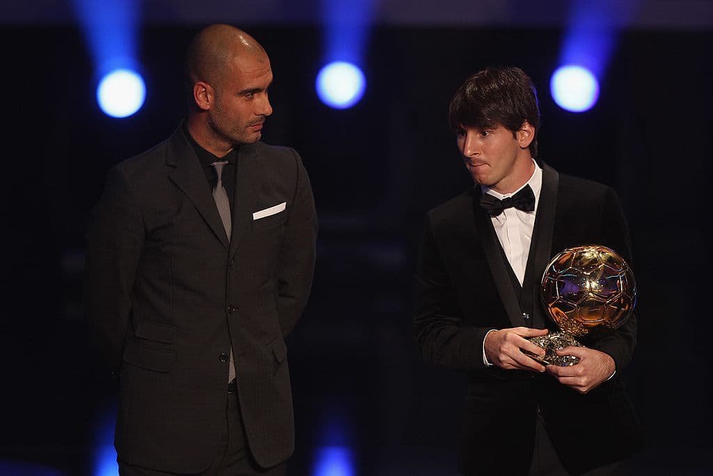 En 2010 Messi recibe su segundo Balón de Oro. Este año lo agarró por sorpresa, pues también estaban como grandes favoritos sus compañeros del Barcelona Andrés Iniesta y Xavi Hernández.