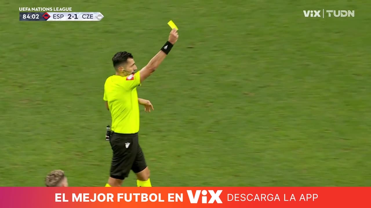 ¡Chequia se queda con diez! La polémica doble amarilla para Krejci