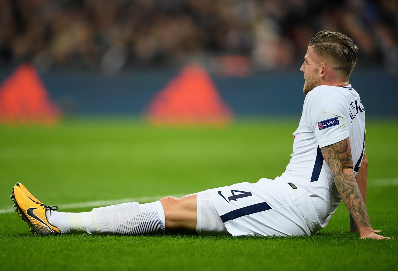 Toby Alderweireld tuvo que dejar el terreno de juego al minuto 24. Dominaban los Spurs y esta noticia hacía suponer un sacudón.