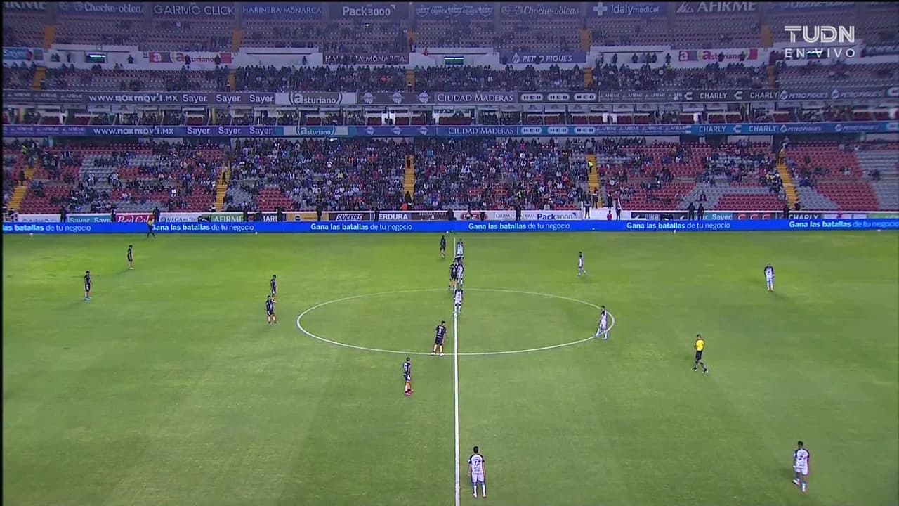 Arranca el partido y la pelota está en juego.
