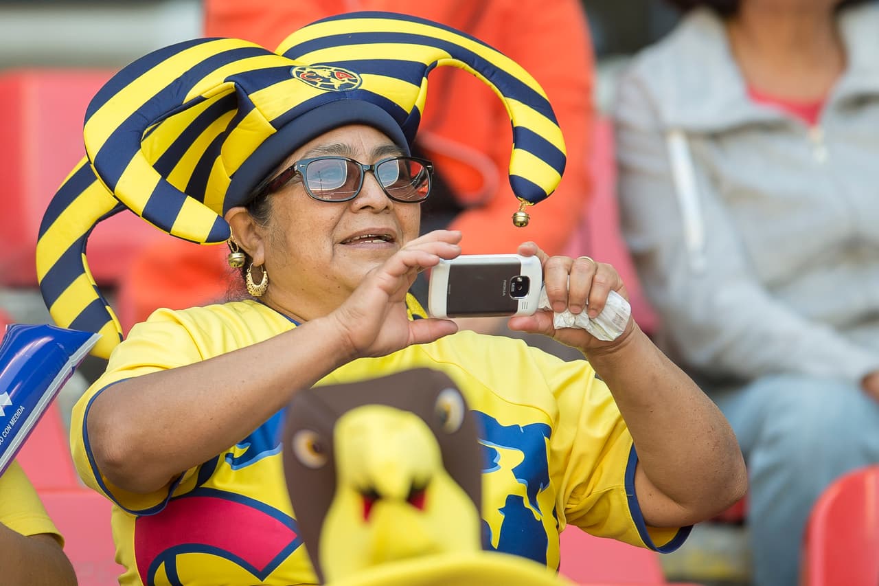 El colorido de la afición en la Jornada 9