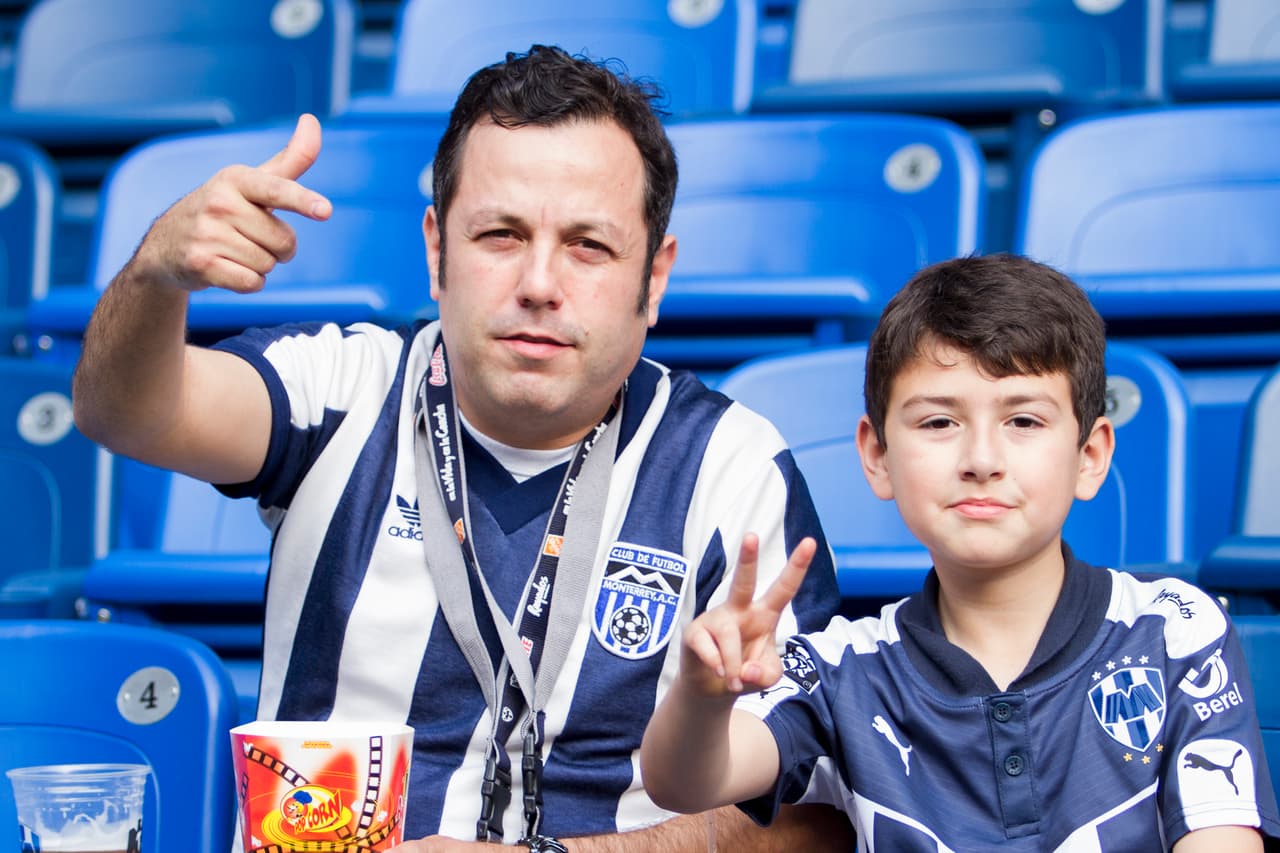 El colorido de la afición en la Jornada 9