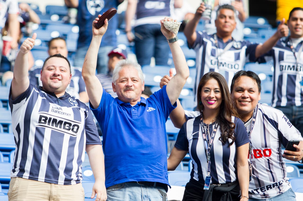 El colorido de la afición en la Jornada 9