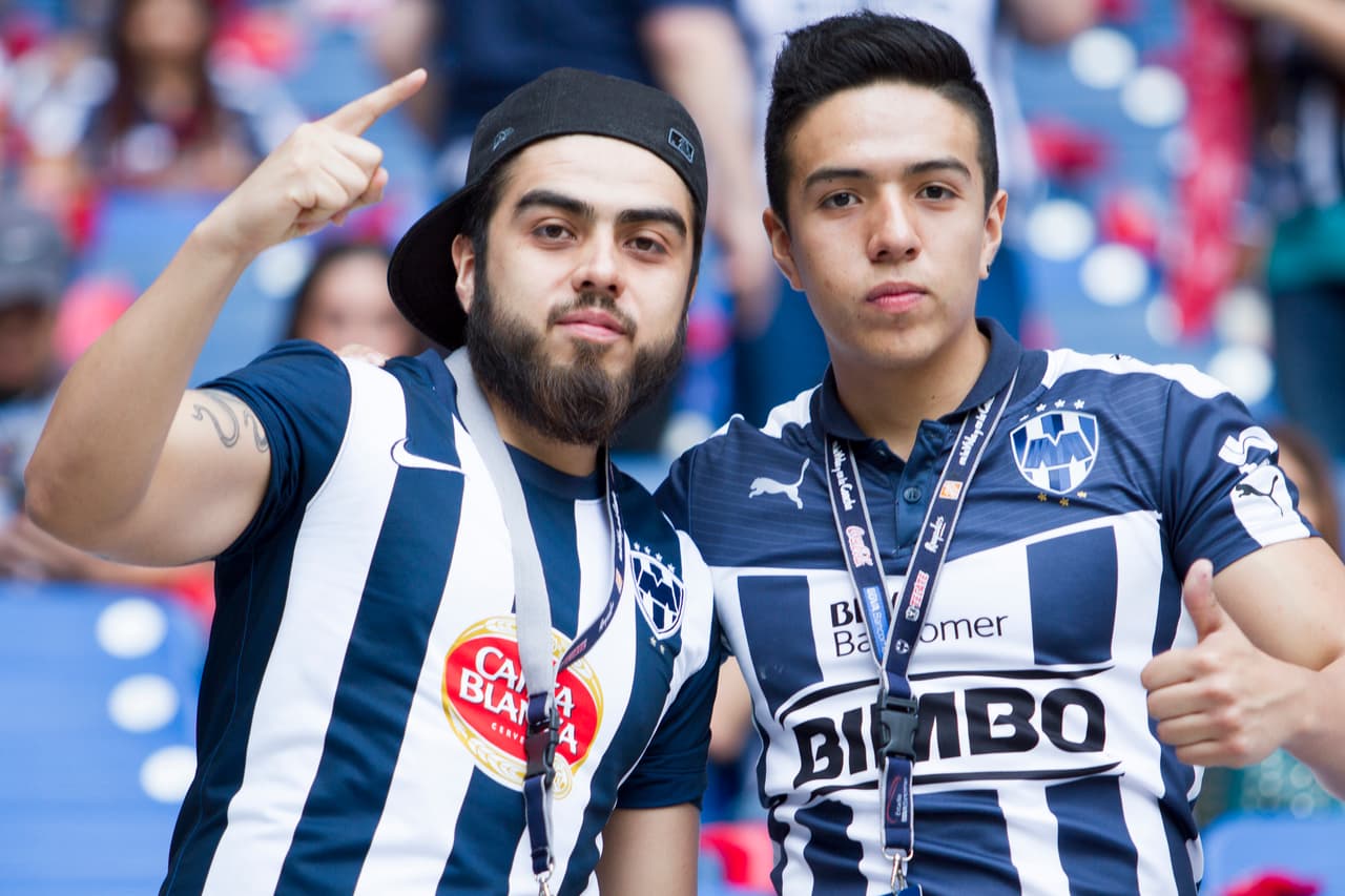 El colorido de la afición en la Jornada 9