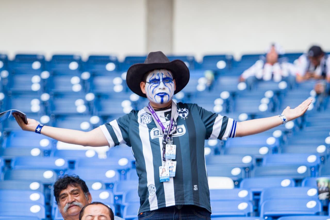 El colorido de la afición en la Jornada 9
