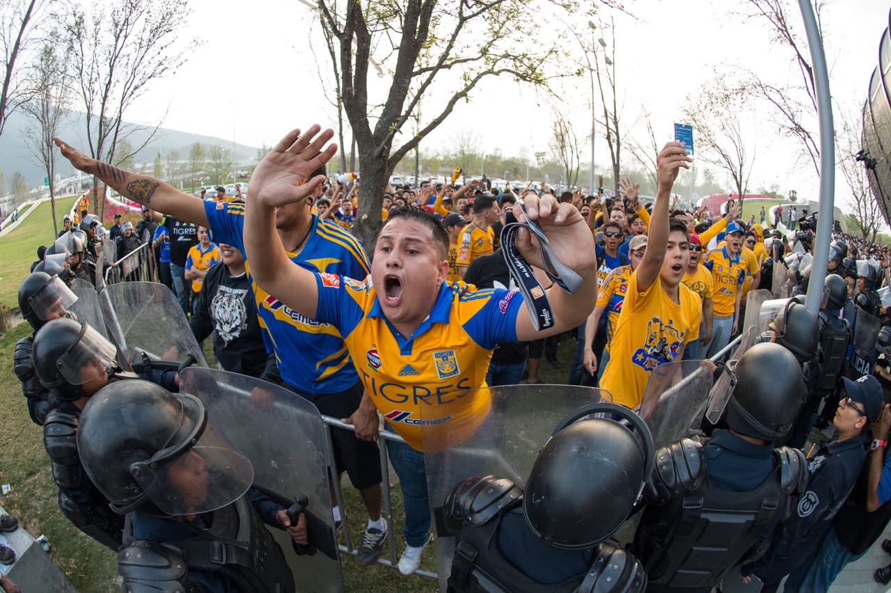 El colorido de la afición en la Jornada 9