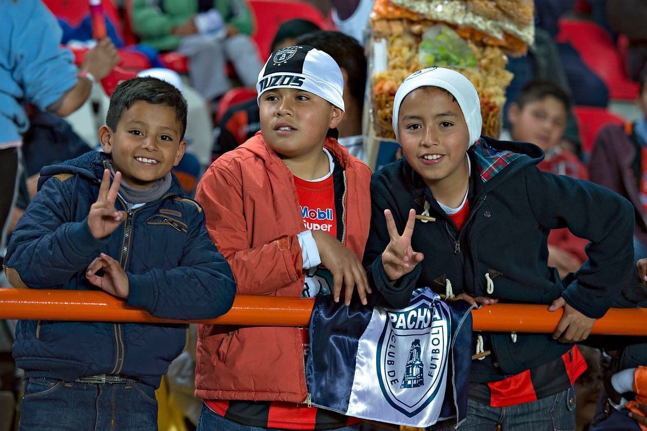 El colorido de la afición en la Jornada 9