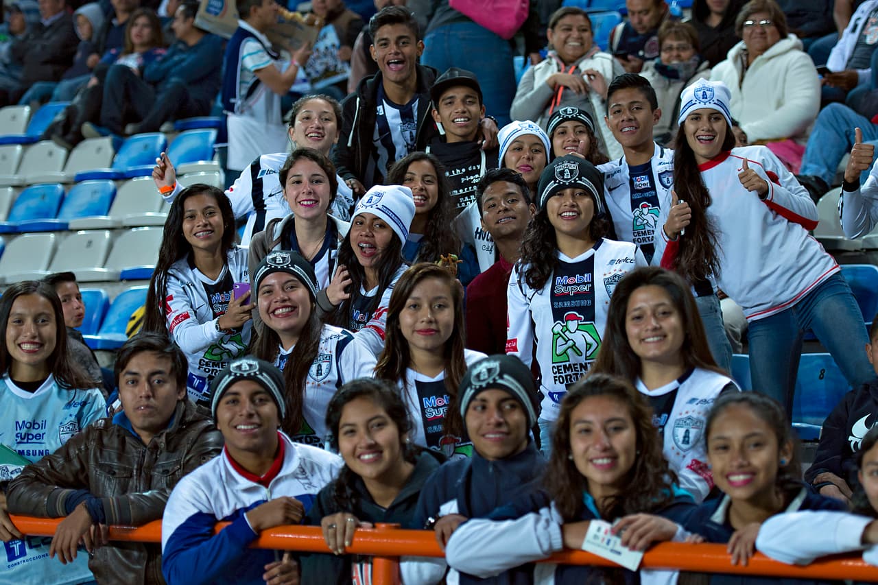 El colorido de la afición en la Jornada 9