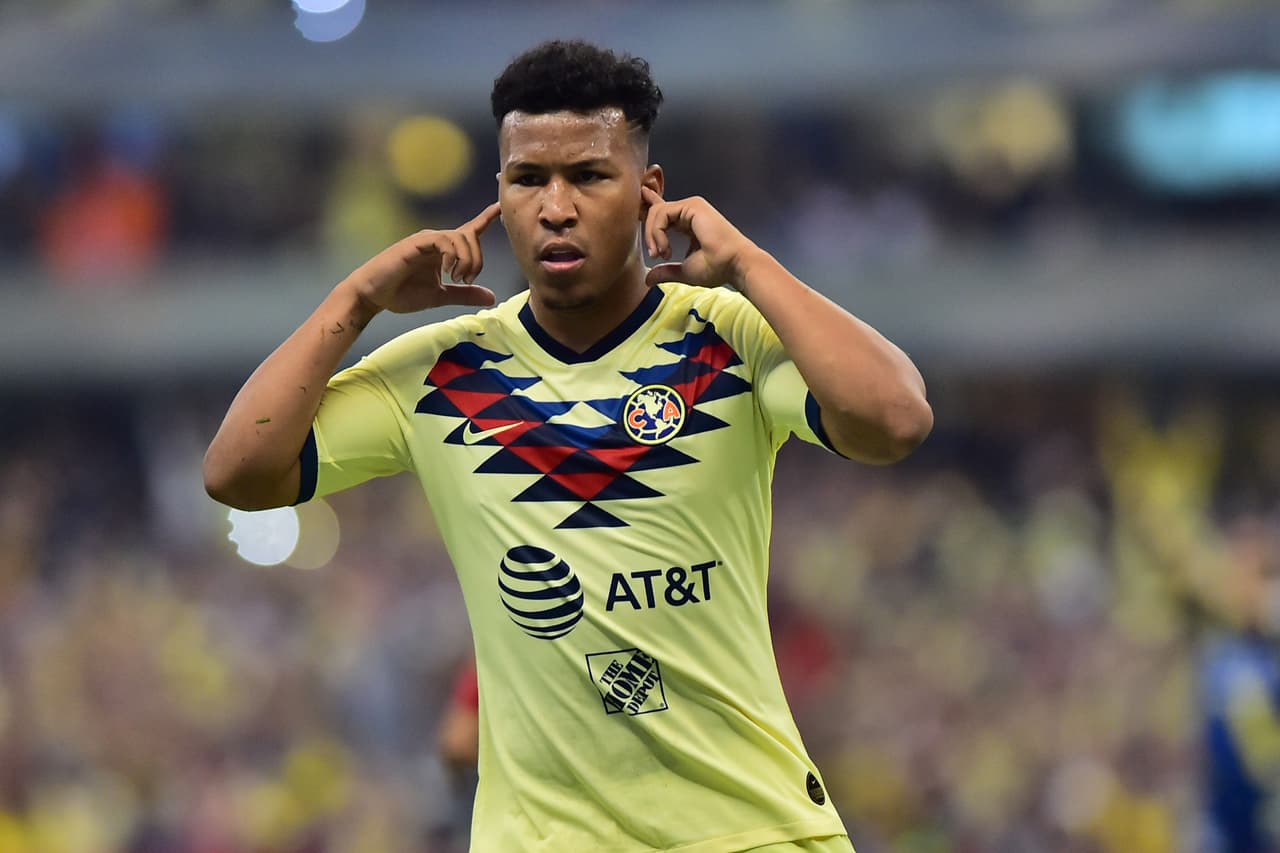 A Roger Martínez le anulan el tanto por mano de Viñas en la jugada previa.