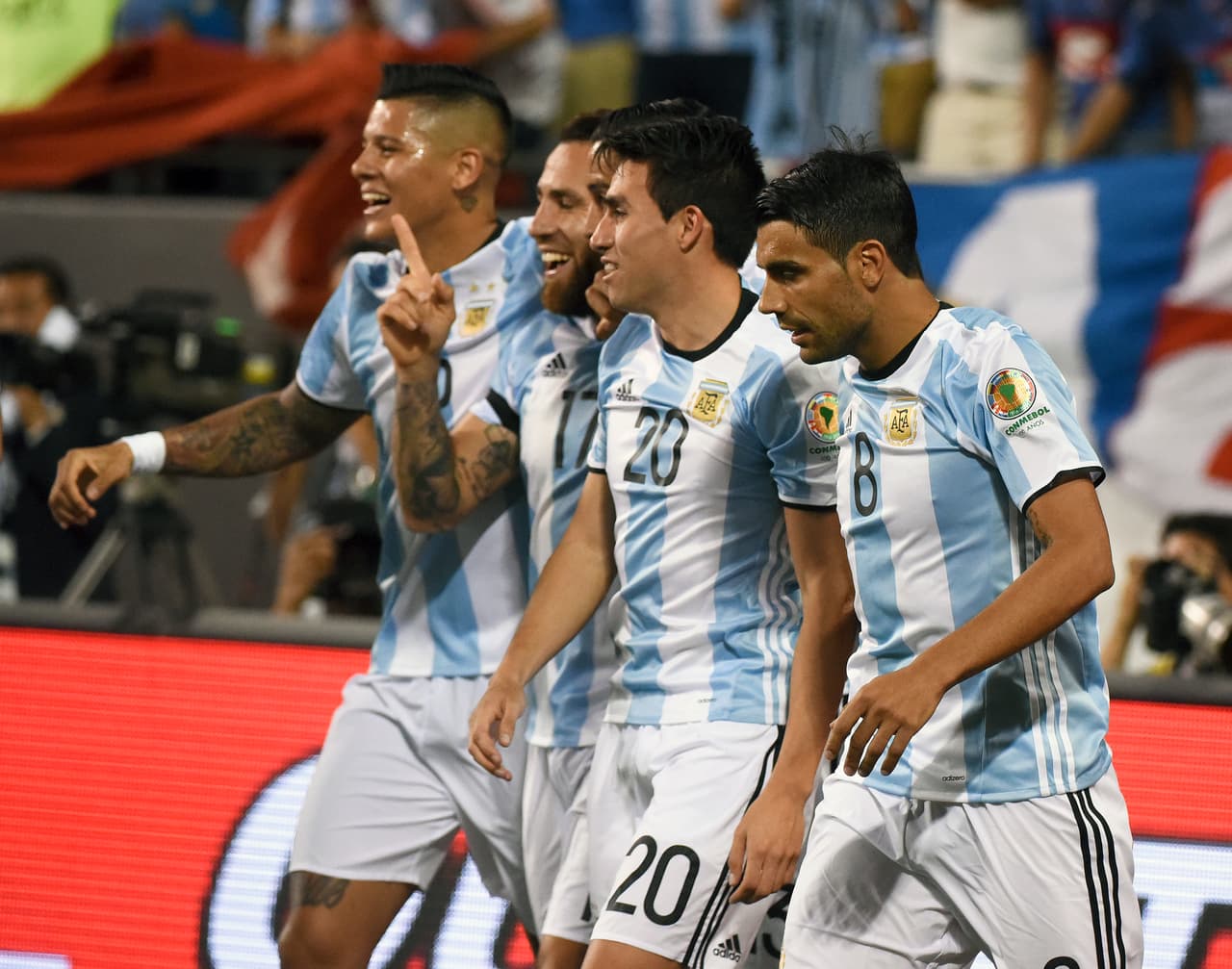 El equipo de Argentina celebrando el gol de Otamendi.