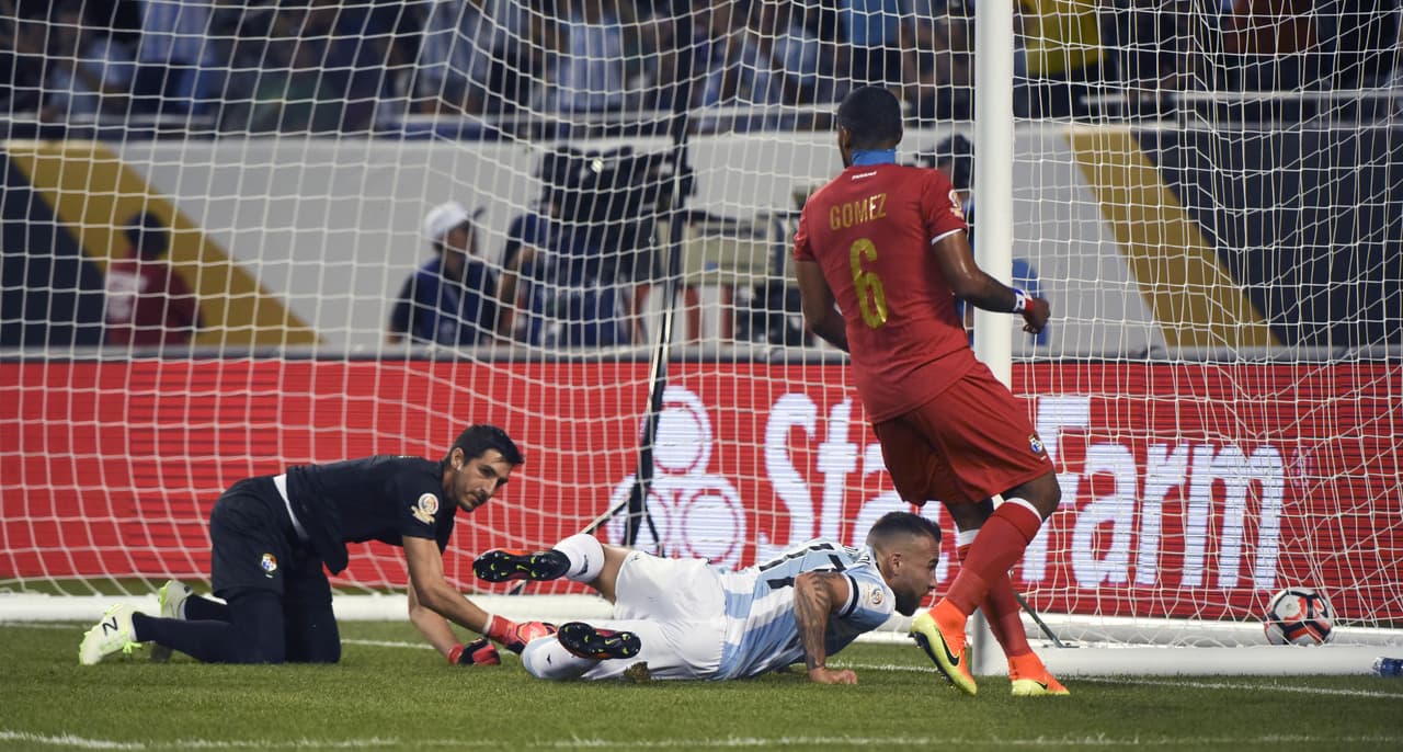 Nicolas Otamendi anotando el primer gol.