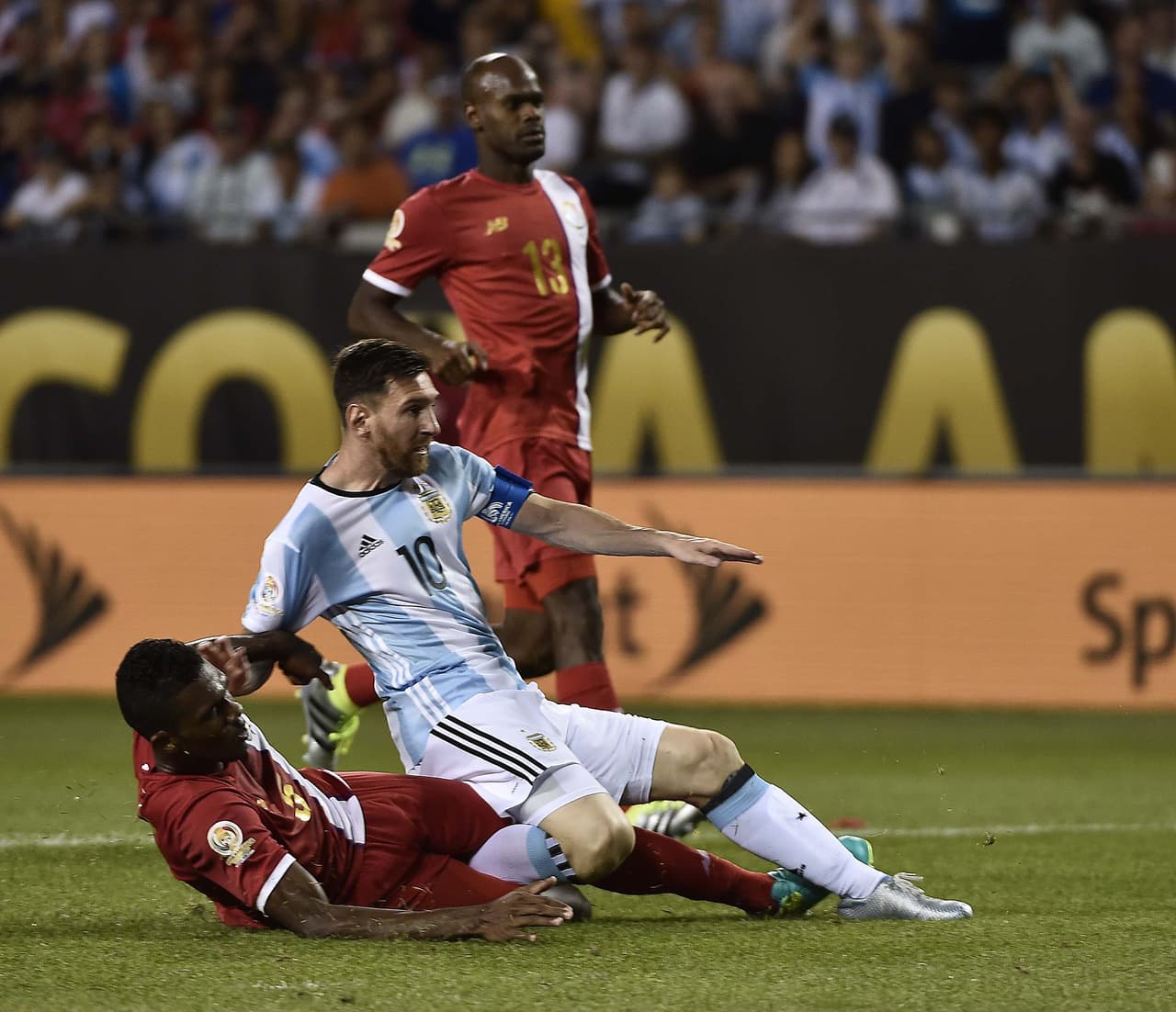 La estrella Lionel Messi dispara y anota apenas al entrar al partido.