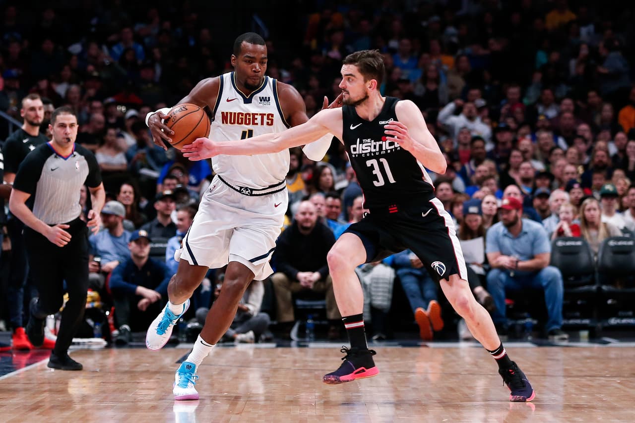<b>WASHINGTON 95-90 DENVER</b>. Los Wizards (32-46) dejaron en shock a los Nuggets (51-25) al permitirles solamente 28 puntos en el segundo medio. Tony Brown anotó 24 puntos para los de la capital estadounidense, dando un duro golpe a Denver, a la caza aún de los Warriors por la cima del Oeste.