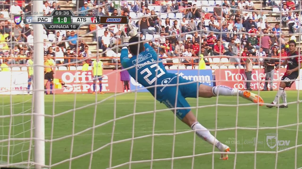 Una más del arquero Hernández que continúa siendo la figura del juego