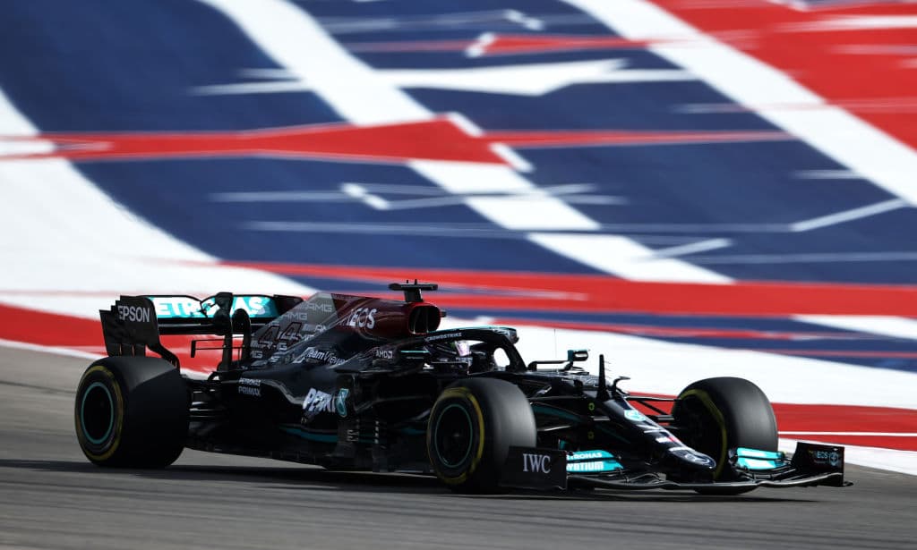 El piloto mexicano de Red Bull, Sergio Pérez, se quedó muy cerca de obtener su primera pole position en la Fórmula 1 este sábado durante la calificación para el Gran Premio de Estados Unidos de este domingo. El líder del mundial de F1 y compañero de equipo de 'Checho' Pérez, Max Verstappen, consiguió la pole en el que saldrá por delante del vigente campeón, el británico Lewis Hamilton, de Mercedes.