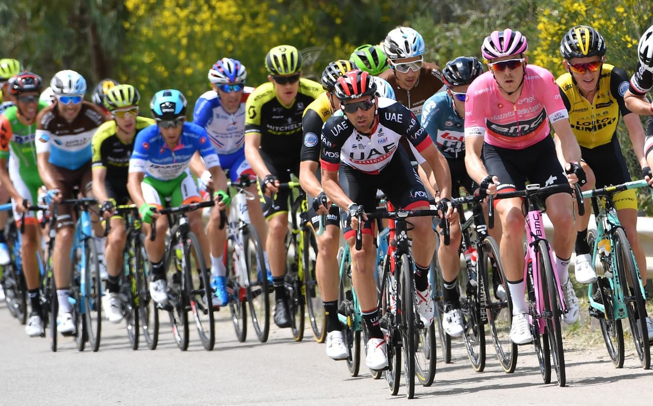 Una sorpresa fue que el ciclista ecuatoriano del Movistar, Richard Carapaz, estuvo con los mejores en la primera llegada en alto del Etna y ahora tiene la playera blanca de mejor joven en la general.
