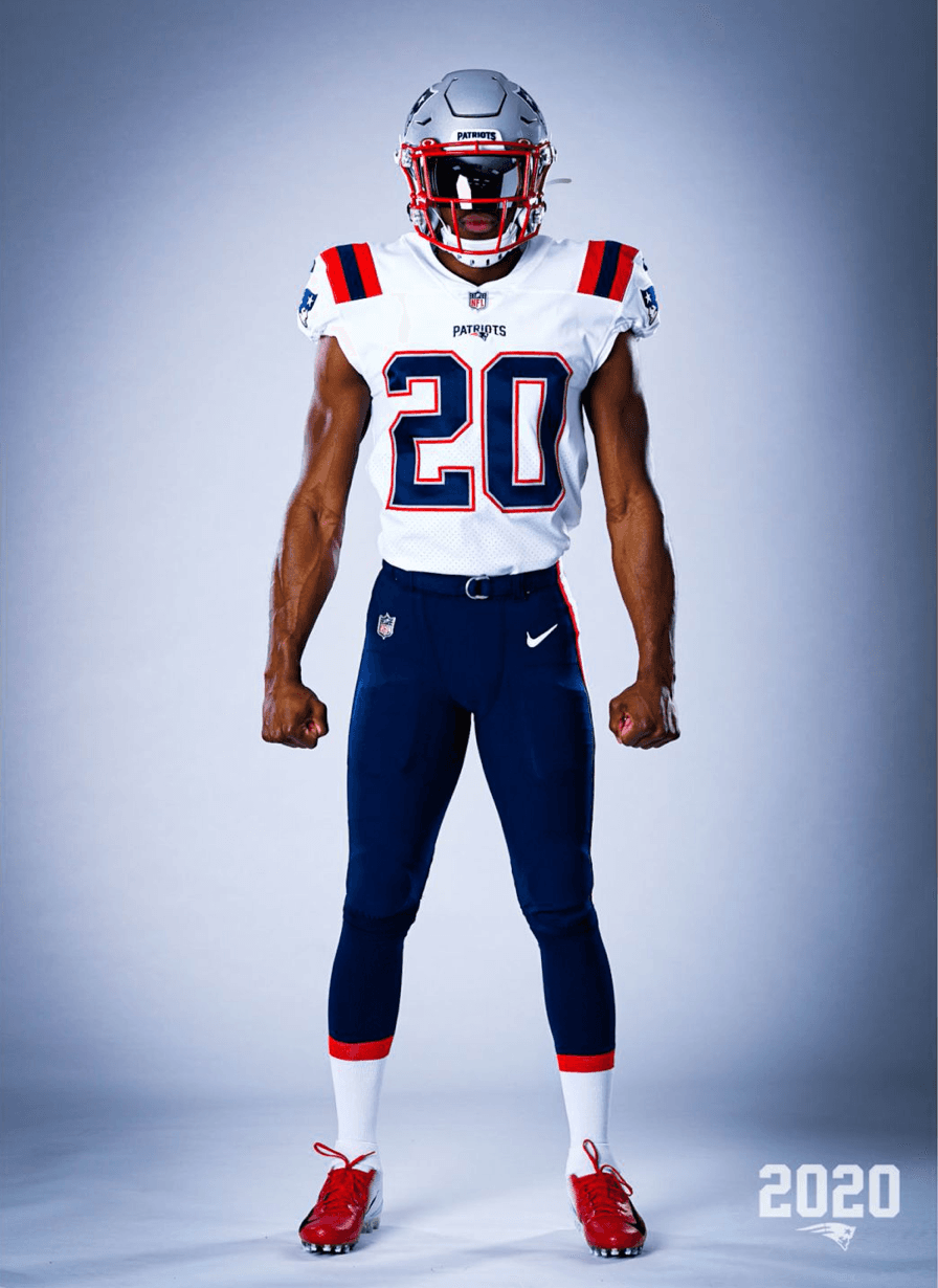 Los Patriots ya sin la presencia de Brady y en modo de reestructuración presentaron su nueva indumentaria para la temporada 2020 en la NFL. El color azul es muy similar al modelo color rush y el blanco es una adaptación combinando con las licras azules.