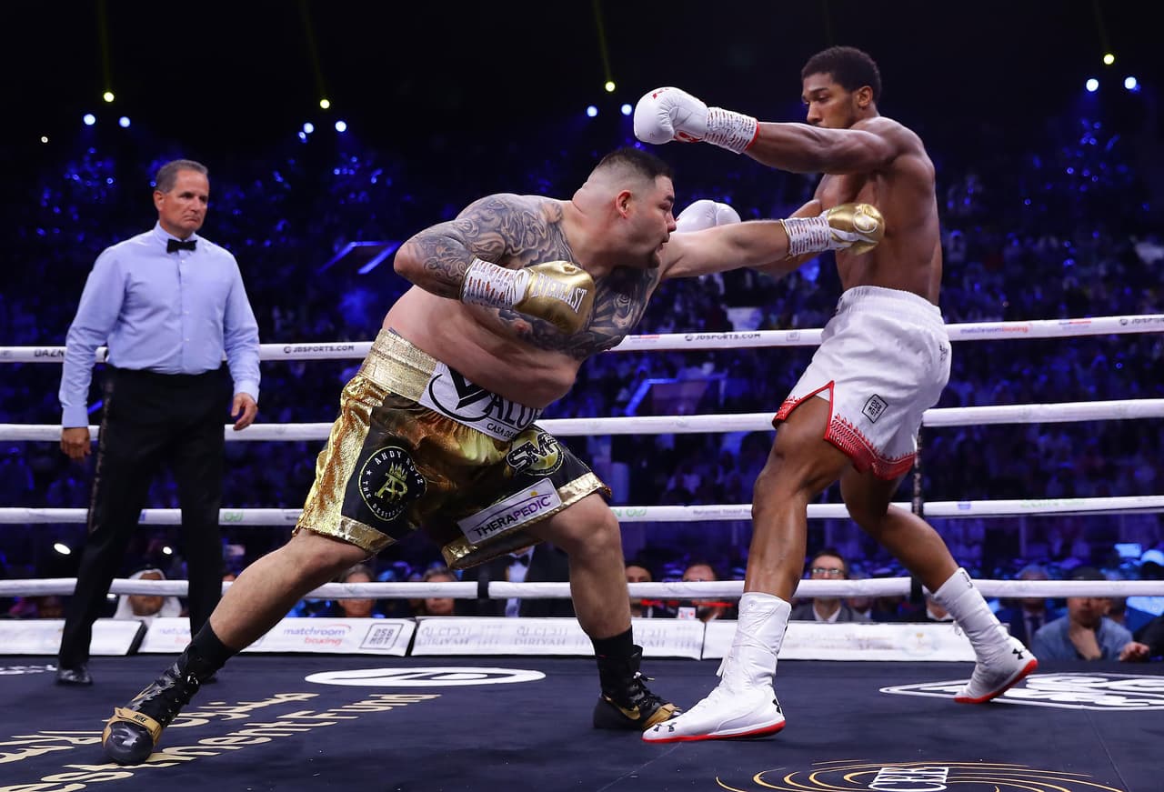 Andy Ruiz salió herido de la ceja izquierda en el primer round.