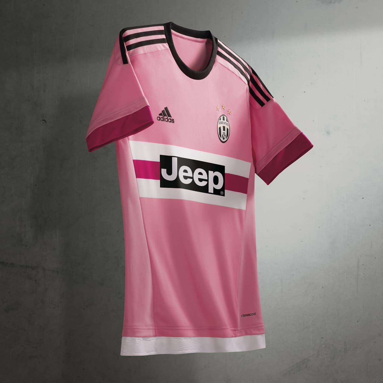 La camiseta de visitante combina el clásico diseño con un toque de innovación. Desde 1897, año de fundación del club, hasta 1903 los jugadores de la Juventus han utilizado camisetas rosadas y shorts negros, logrando así un equipamiento icónico e integral a la historia del club. En esta nueva etapa la empresa que maquila pretende crear la mezcla perfecta entre autenticidad y modernidad.